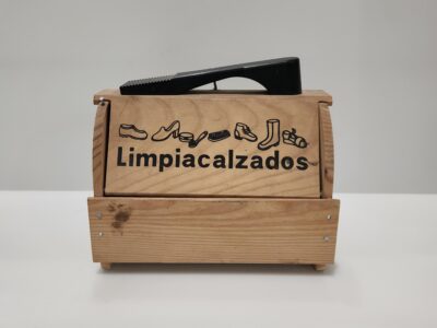Caja zapatero limpiacalzados